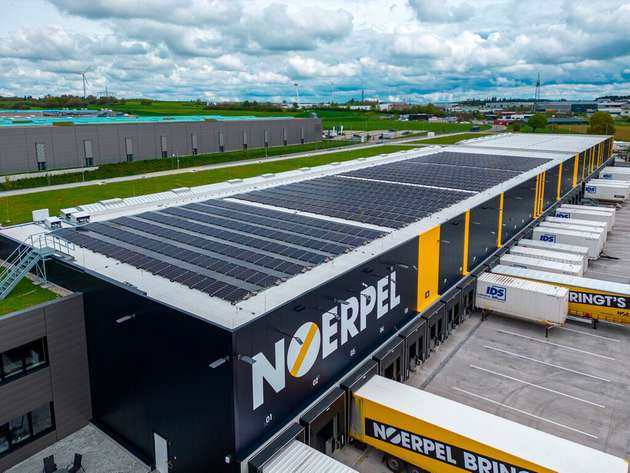 Das Unternehmen stattet seine Dächer teilweise mit Photovoltaikanlagen aus.