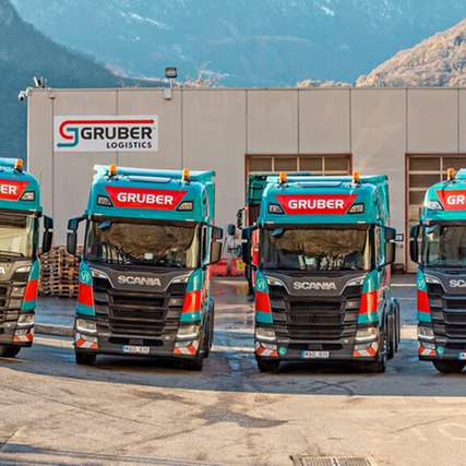 Gruber Logistics testet im Rahmen des ZEFES-Projekts Elektrofahrzeuge mit Wasserstoff-Brennstoffzelle von Scania.