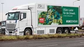 
        Der Wasserstoff-Lkw spart nach Rewe-Angaben pro Jahr rund 58.000 Kilogramm CO2 im Vergleich zu einem herkömmlichen Diesel-Lkw ein. (Foto: Rewe)
      
