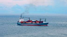 
        Die mangelnde Wirtschaftlichkeit von emissionsfreien Schiffen stellt eine große Herausforderung für die nachhaltige Transformation des Seeverkehrs dar. (Foto: bauhaus1000/iStock)
      