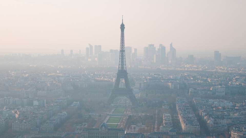 
        Schlechte Luft über Paris. Ein Einwohner fordert deshalb 21 Millionen Euro Schadensersatz. Er sieht seine Gesundheit geschädigt. (Foto: VladOrlov/iStock)
      