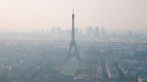 
        Schlechte Luft über Paris. Ein Einwohner fordert deshalb 21 Millionen Euro Schadensersatz. Er sieht seine Gesundheit geschädigt. (Foto: VladOrlov/iStock)
      
