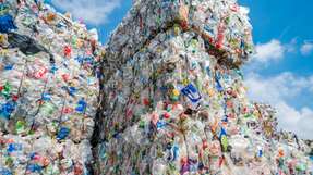 
        Gesammelt, verdichtet und bereit für das Recycling von PET-Kunststoffflaschen. (Foto: welcomia/iStock)
      