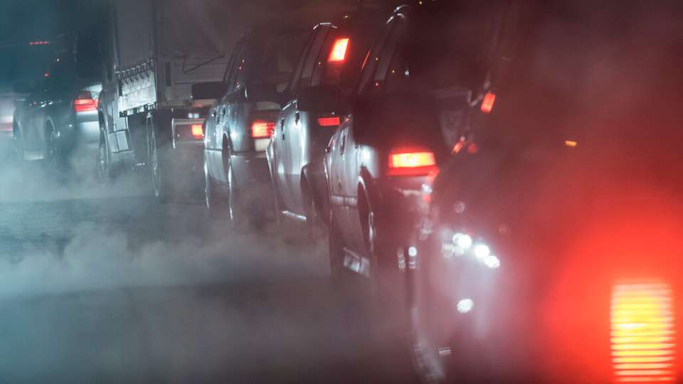 
        Der Verkehr emittiert zu viel CO₂. (Foto: Pawel_Czaja/iStock)
      