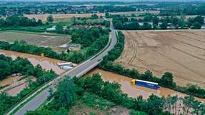 Luftaufnahme einer überschwemmten Bundesstraße nach den schweren Regenfällen im Juli 2021 bei Erftstadt-Liblar, Nordrhein-Westfalen. 