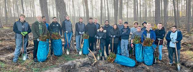 Das Waldsterben stoppen: Reber Logistik pflanzt Bäume an der polnischen Grenze.