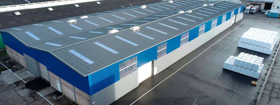 RheinCargo hat im Hafen Köln Niehl I eine Photovoltaik-Anlage auf einer Logistikhalle in Betrieb genommen. 