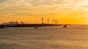 Die Energiewende verlangt hohe Investitionen in den Aus- und Umbau von Häfen. Neben Anlagen für den Import und die Produktion grüner Energie benötigt die Windkraftindustrie große neue Montageflächen am Wasser. 