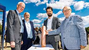 Ließen sich sich die Grundsteinlegung nicht entgehen (von links): der brandenburgische Infrastruktur-Minister Guido Beermann, Thomas Zenker (Bürgermeister von Großräschen), Sven Wellbrock (VTG) und Gerd Steinbock (VTG).