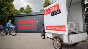 Ein elektrisches Cargo-Bike von Lü-Bike steht bei der Eröffnung des ersten Mikrodepots in Lübeck auf dem Parkplatz. Das Depot soll die Lübecker Altstadt vom Sendungs- und Lieferverkehr entlasten.