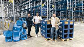 Pappe statt Plastik: Christian Flick, Sebastian Welp und Navid Thielemann (von links nach rechts) nehmen die ersten Lagerkartons im Warehouse in Castrop-Rauxel in Empfang.