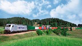 Metrans setzt E-Loks, Hybrid-Loks, moderne Leichttragwaggons und elektrische Kräne ein, um die transport- und umschlagbedingten CO2-Emissionen zu vermindern.