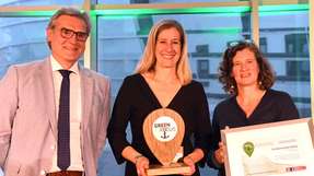 Mirja Nibbe (mitte), Geschäftsführerin von CMA CGM in Deutschland nimmt den Green Focus Award von Robert Howe (links), Geschäftsführer von Bremenports und Katja von Bargen, Umweltmanagerin des Hafenbetreibers, entgegen.