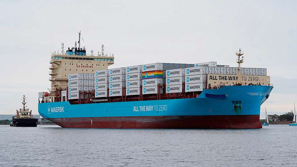 Grund für die Skepsis ist der Umstand, dass laut Experten die für einen industriellen Hochlauf erforderliche Menge an biogenem CO₂ nicht in ausreichender Menge vorhanden ist. Auf dem Foto ist die kürzlich in Dienst gestellte „Laura Maersk“ zu sehen; sie das erste mit Biomethanol betriebene Containerschiff der Welt. 