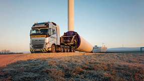Die Zahl genehmigter Windkraftanlagen steigt wieder. Für den sicheren Transport der Komponenten ist teures Spezialequipment notwendig.
