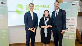 Jannes Elfgen (Head of Port Energy Solutions bei der HPA), Senatorin Dr. Melanie Leonhard und HPA-Geschäftsführer Friedrich Stuhrmann (v.l.n.r.) geben den Startschuss für die „Sustainable Energy Hub“-Initiative.