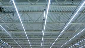 Mit der Umrüstung auf energiesparsame Beleuchtung in Logistikhallen kann viel Strom eingespart werden.