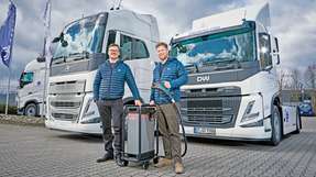 Simon Greiwing, Geschäftsführender Gesellschafter mit Frederik Rumpf, Geschäftsführer International mit mobilem Schnellladegerät vor zwei E-SZM von Volvo und Designwerk.