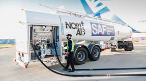 Der Airbus-Großraumfrachter Beluga XL wird 2021 am britischen Werksflughafen Broughton für einen Testflug mit mit SAF betankt. Der Beimischungsanteil beträgt 35 Prozent.