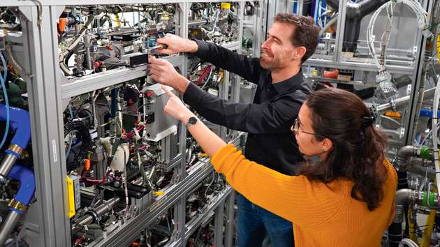 Zwei Airbus-Mitarbeiter im Werks-Testzentrum für alternative Antriebe in Ottobrunn.
