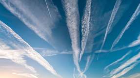 Airlines müssen ab 2025 auch Nicht-CO2-Effekte an die Behörden melden – zu diesen gehören unter anderem Kondensstreifen.