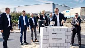 Symbolischer Festakt in Allermöhe: Die Verwaltungsratsvorsitzende Marion Nagel (links) und Tobias Jardon (Niederlassungsleiter Hamburg) legen den Grundstein für den Neubau.