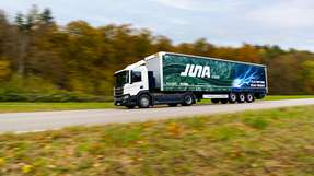 Juna, das Joint Venture von Sennder und Scania, bietet ein ganzheitliches Pay-per-Use-Modell für E-Lkw an.