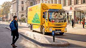 Durch eine neue Unternehmensrichtlinie verpflichtet sich DHL Supply Chain dazu, weitere Investitionen in umweltfreundliche Transportlösungen und alternative Kraftstoffe zu tätigen.