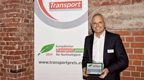 Matthias Strehl, Geschäftsführer von Meyer Logistik, bekam den Europäischen Transportpreis für Nachhaltigkeit 2024 am 30. November in der Freiheitshalle München überreicht.