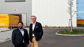 Mustafa Tonguç, Managing Director DHL Express Deutschland (l.), und Michael Kliger, CEO Mytheresa, gehen eine langfristige Kooperation über die Verwendung von SAF ein.