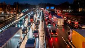 Wie eng wird es künftig im Straßengüterverkehr? Eine Prognos-Studie im Auftrag von Greenpeace zweifelt die Ergebnisse der BMDV-Prognose an.