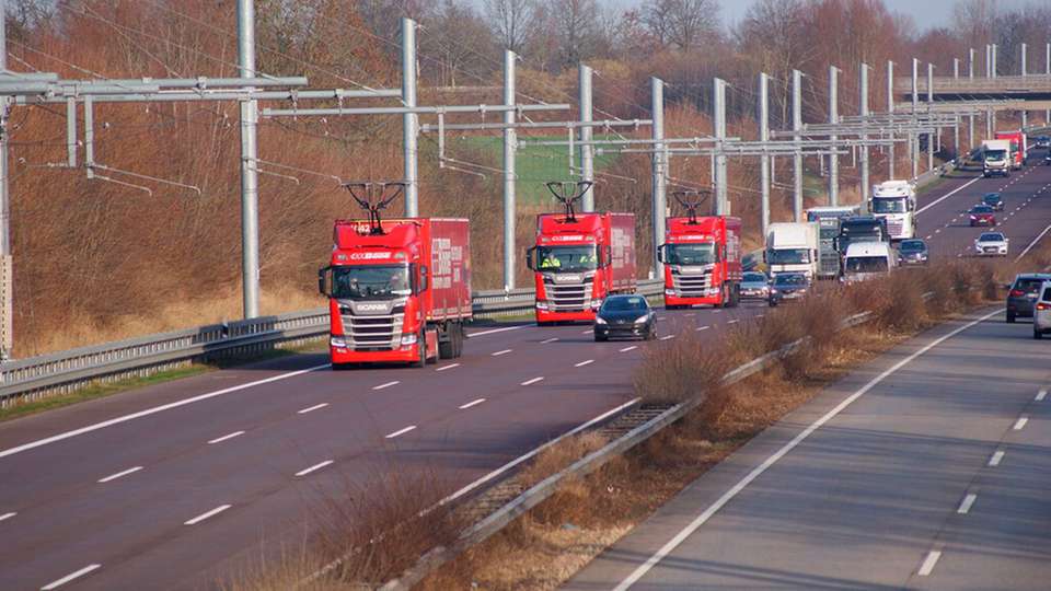  Auf der Bundesautobahn A1 zwischen Reinfeld und Lübeck wurde eine in beiden Fahrtrichtungen 5 km lange Oberleitungsteststrecke errichtet.