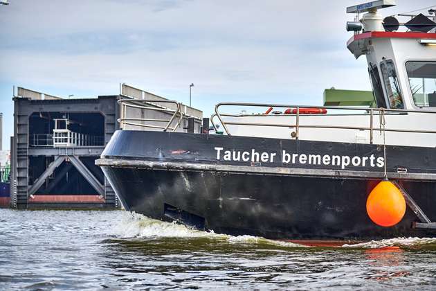 Bremenports sammelt erste Betriebserfahrungen mit HVO an Bord eines Arbeitsschiffes.