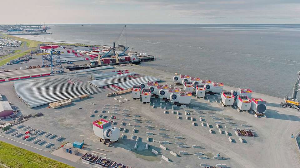 Das Cuxhavener Hafenbecken am linken hinteren Rand soll verfüllt werden, um die Liegeplätze 5 bis 7 zu schaffen. Dadurch entstünden 28 Hektar Fläche und gut 1,2 Kilometer zusätzliche Kailänge für den zunehmenden Umschlag von Windanlagen.