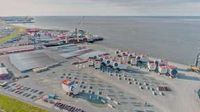 Das Cuxhavener Hafenbecken am linken hinteren Rand soll verfüllt werden, um die Liegeplätze 5 bis 7 zu schaffen. Dadurch entstünden 28 Hektar Fläche und gut 1,2 Kilometer zusätzliche Kailänge für den zunehmenden Umschlag von Windanlagen.