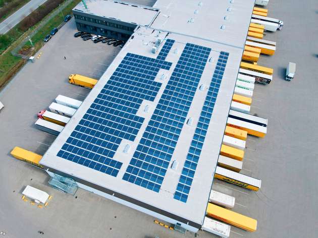 Photovoltaikanlagen auf dem Dach der Logistikhalle von Voigt Logistik.