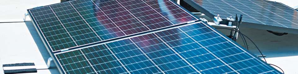 Prädestiniert für Photovoltaik: Die Hallendächer der Logistiker eignen sich grundsätzlich gut, um Solarmodule darauf zu installieren.