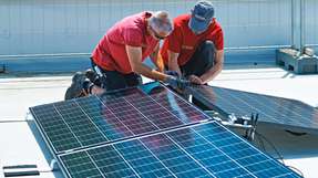 Prädestiniert für Photovoltaik: Die Hallendächer der Logistiker eignen sich grundsätzlich gut, um Solarmodule darauf zu installieren.